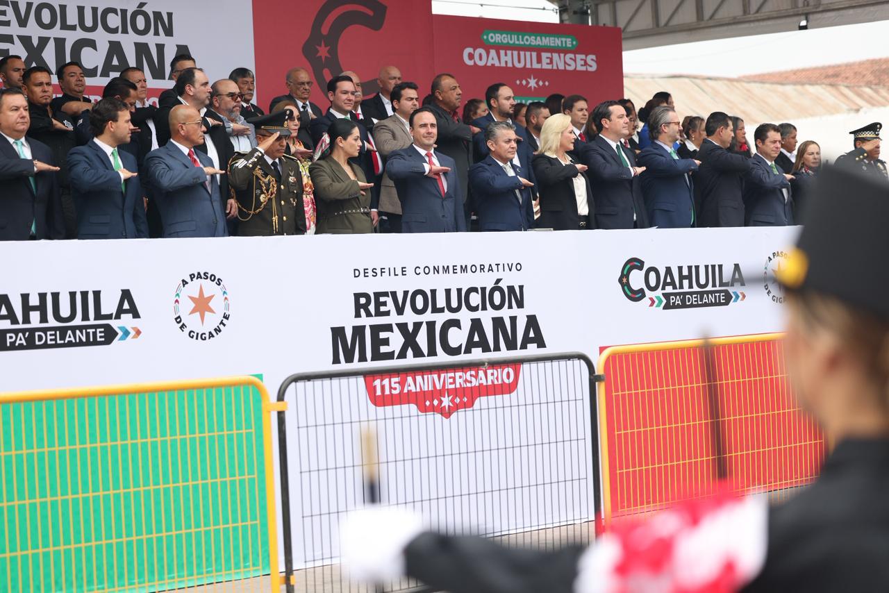 Encabeza Gobernador en Múzquiz desfile por aniversario de la Revolución