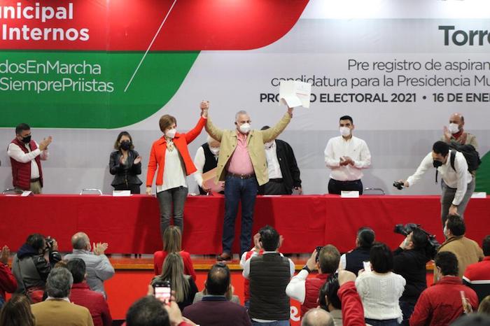 Román Alberto Cepeda solicitó registro como precandidato del PRI a la alcaldía de Torreón, fue acompañado por su esposa Celina Bremer.