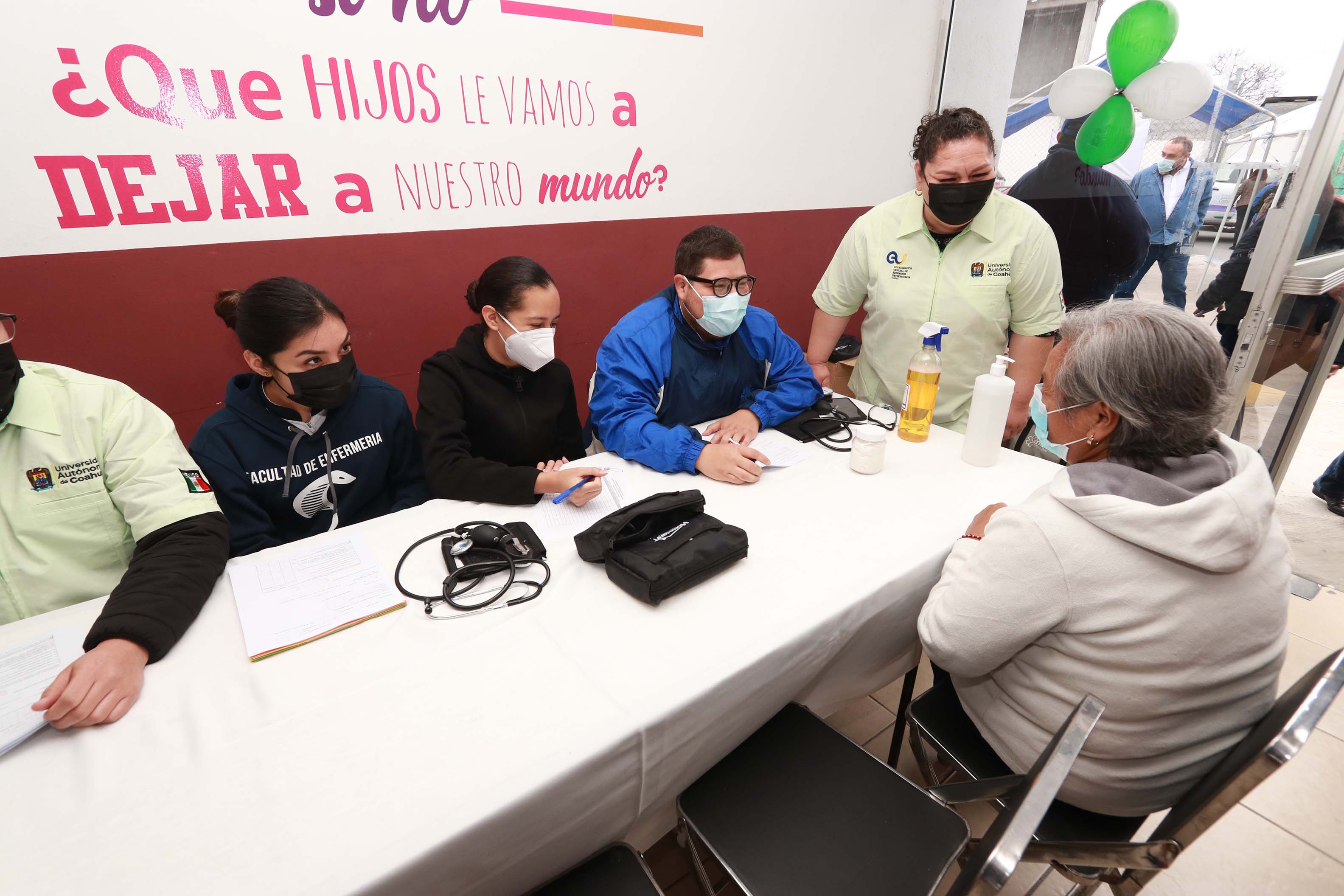 Llevan universitarios brigada de servicios a colonias de Saltillo