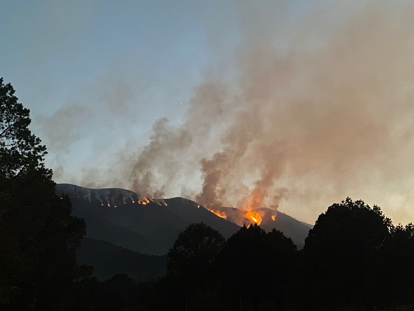 Avanza voraz el incendio en Huachichil