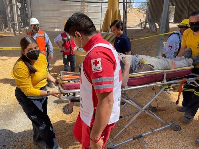 Cuerpos de rescate prestaron los primeros auxilios a dos personas.