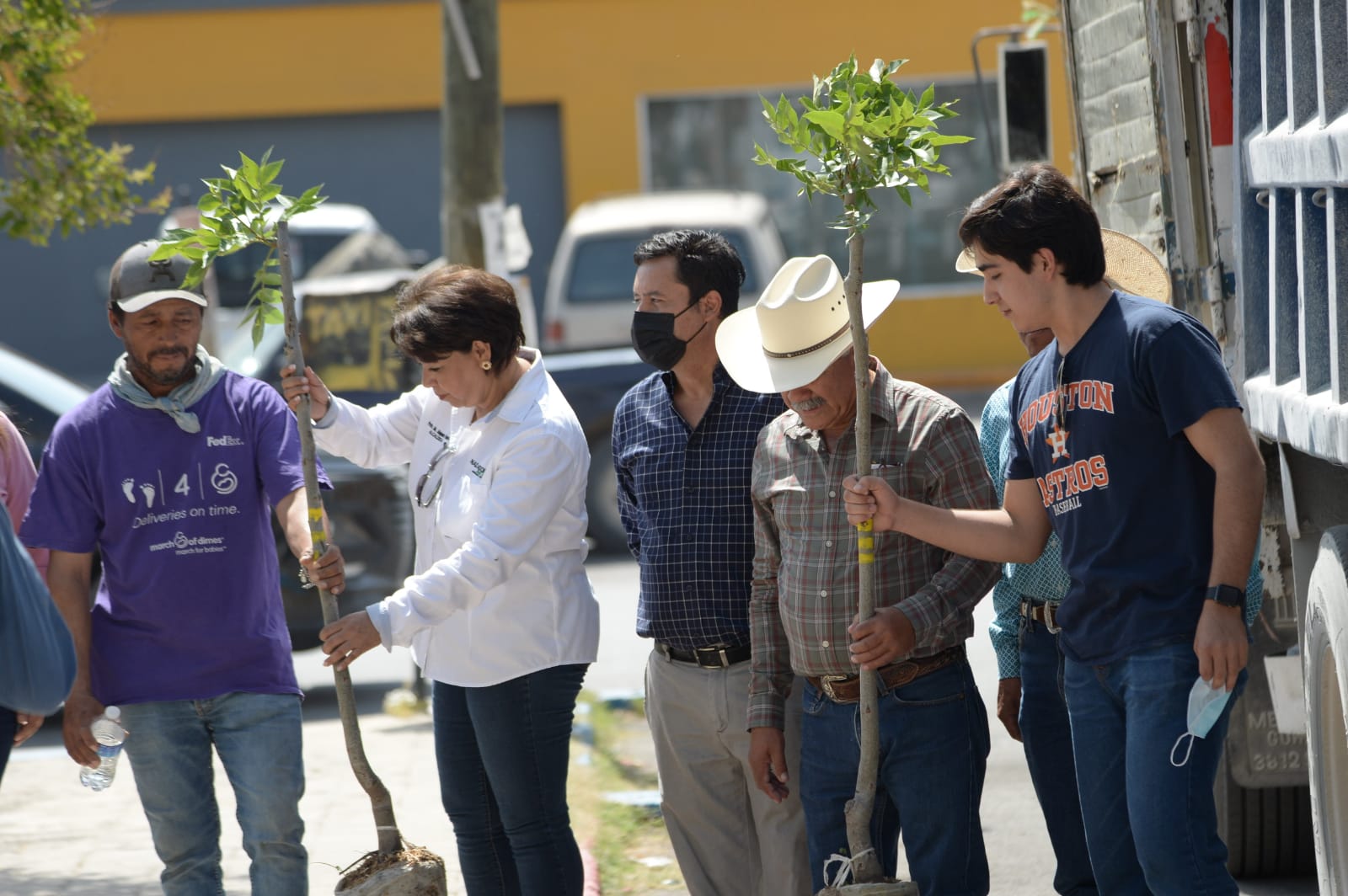 Dotan de árboles frutales a productores de la Región Centro