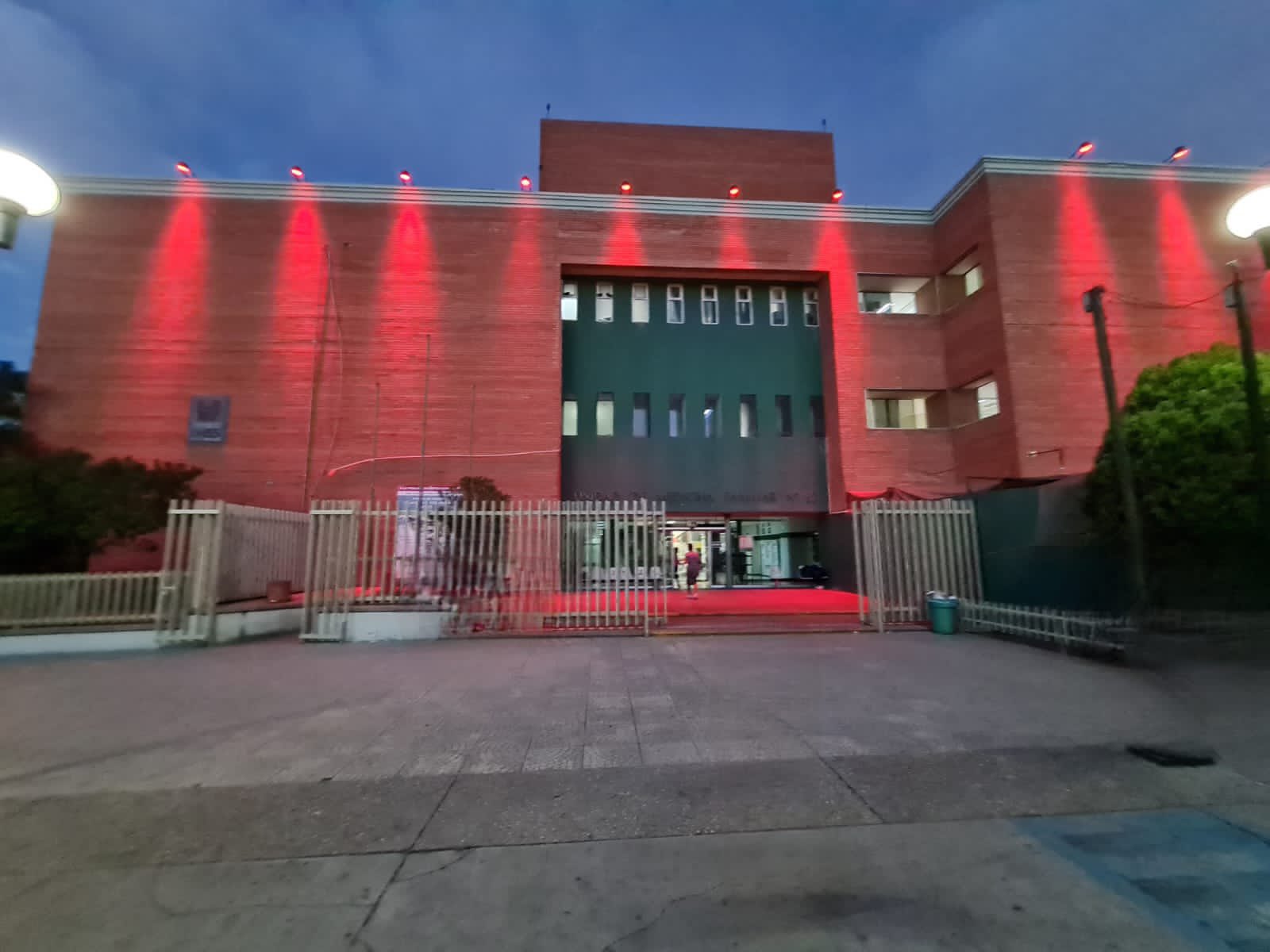 Iluminan en rojo edificios del IMSS para generar conciencia de donación