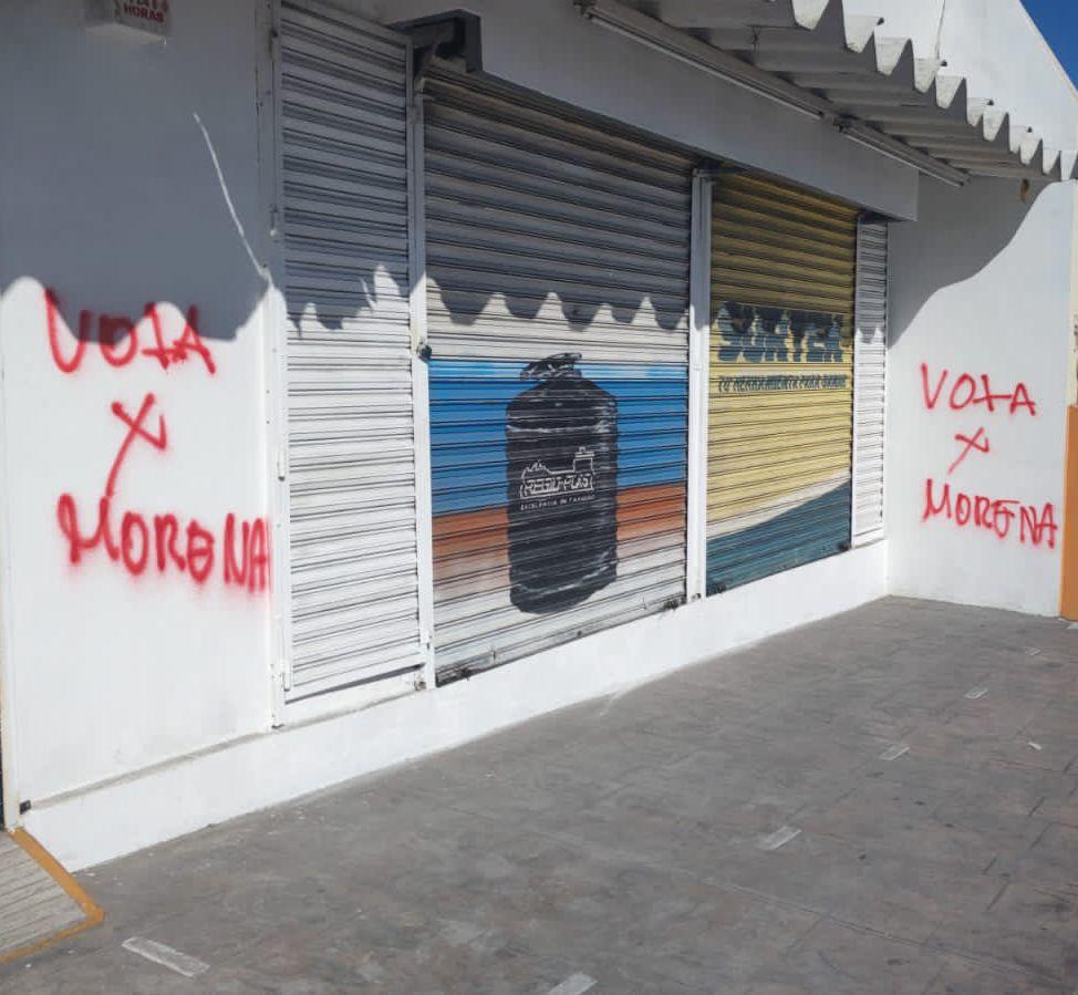 Acarreados a ilegal marcha vandalizan comercios