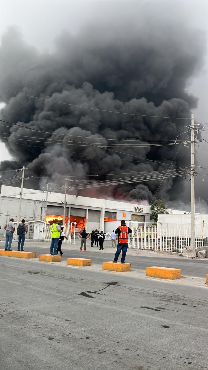 Voraz incendio en almacenes del IMSS