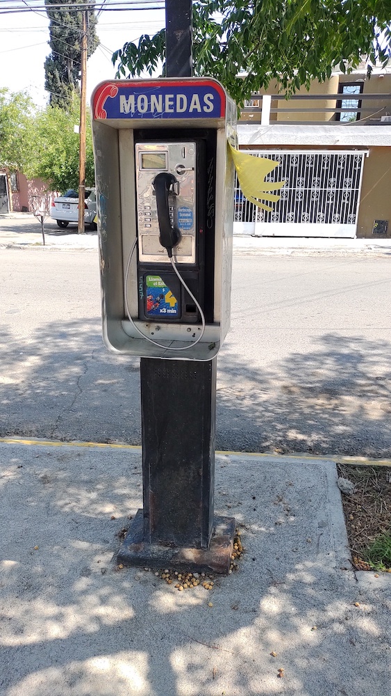 Teléfonos públicos, vandalizados y en desuso