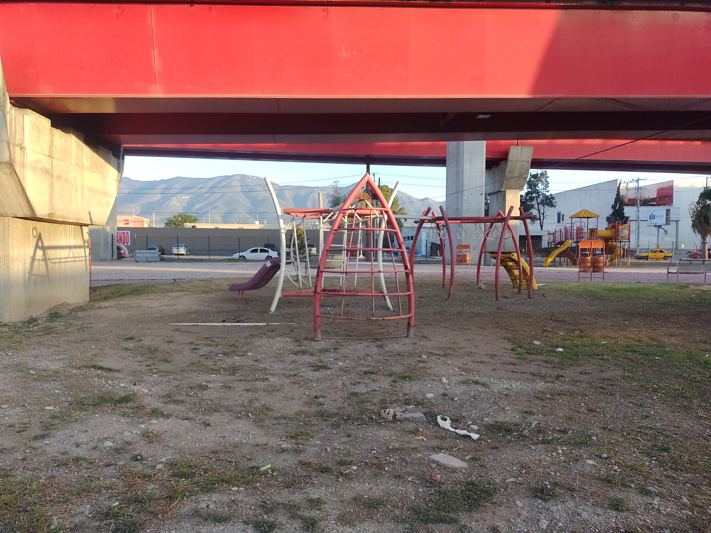 Marcado deterioro en juegos infantiles sin uso