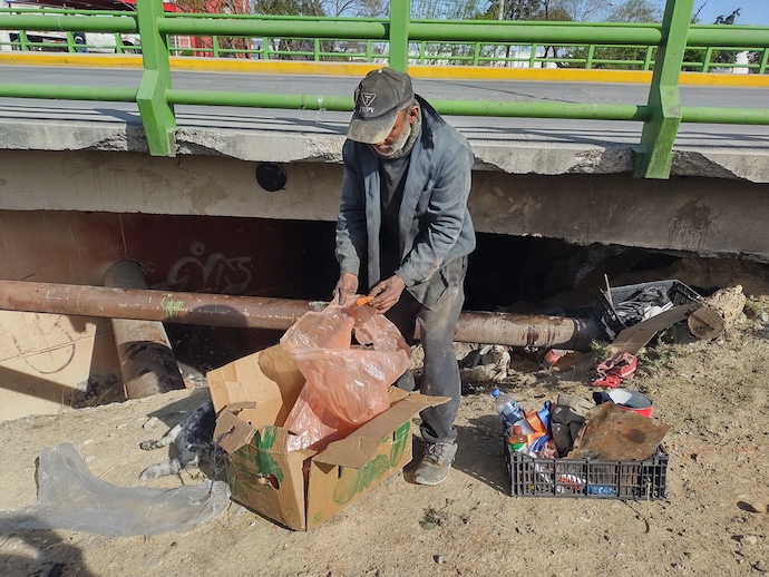 Indigentes improvisan hogar bajo los puentes