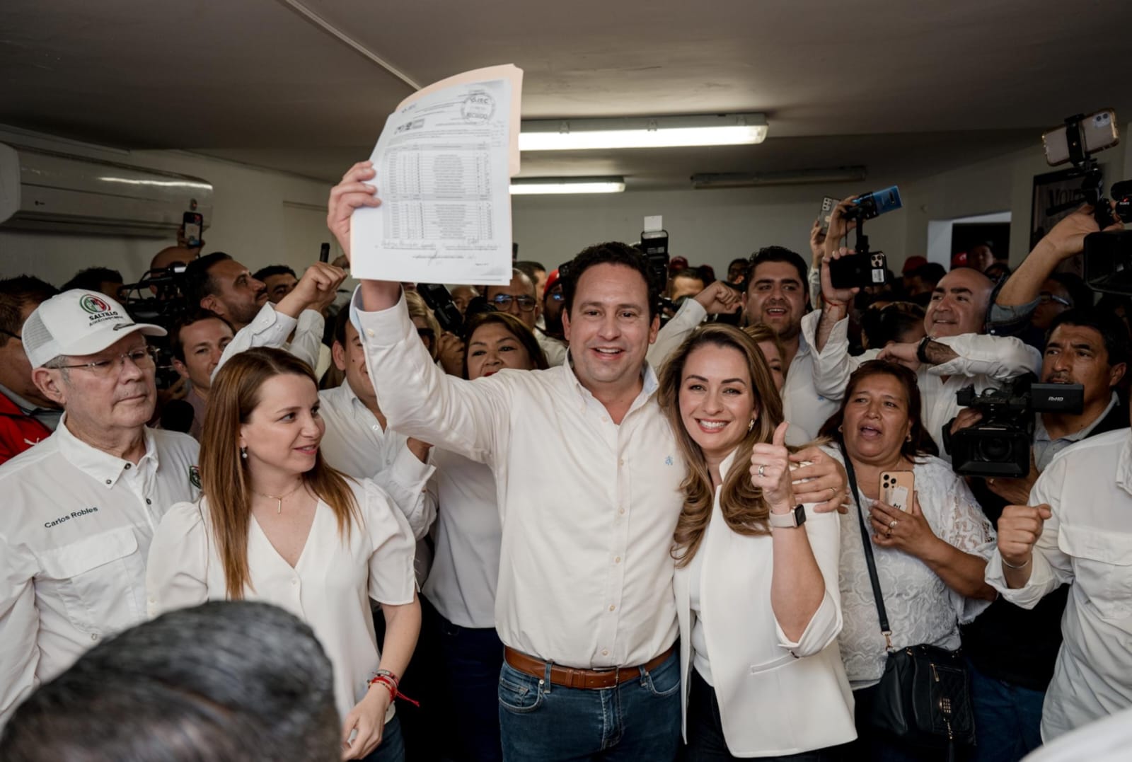 Registra Javier Díaz candidatura por alcaldía de Saltillo