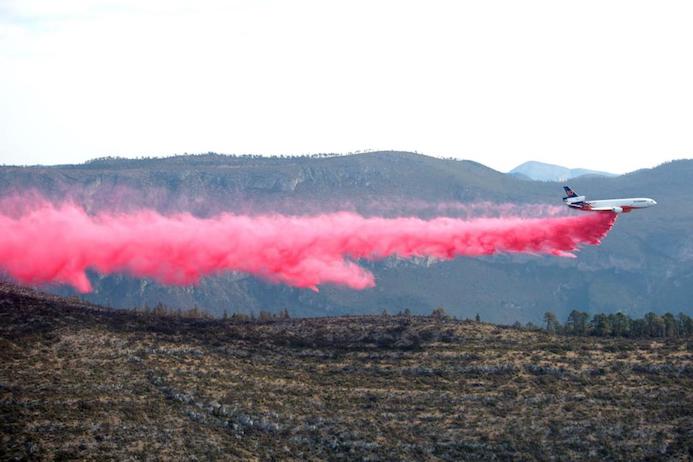 Combaten incendio desde el aire