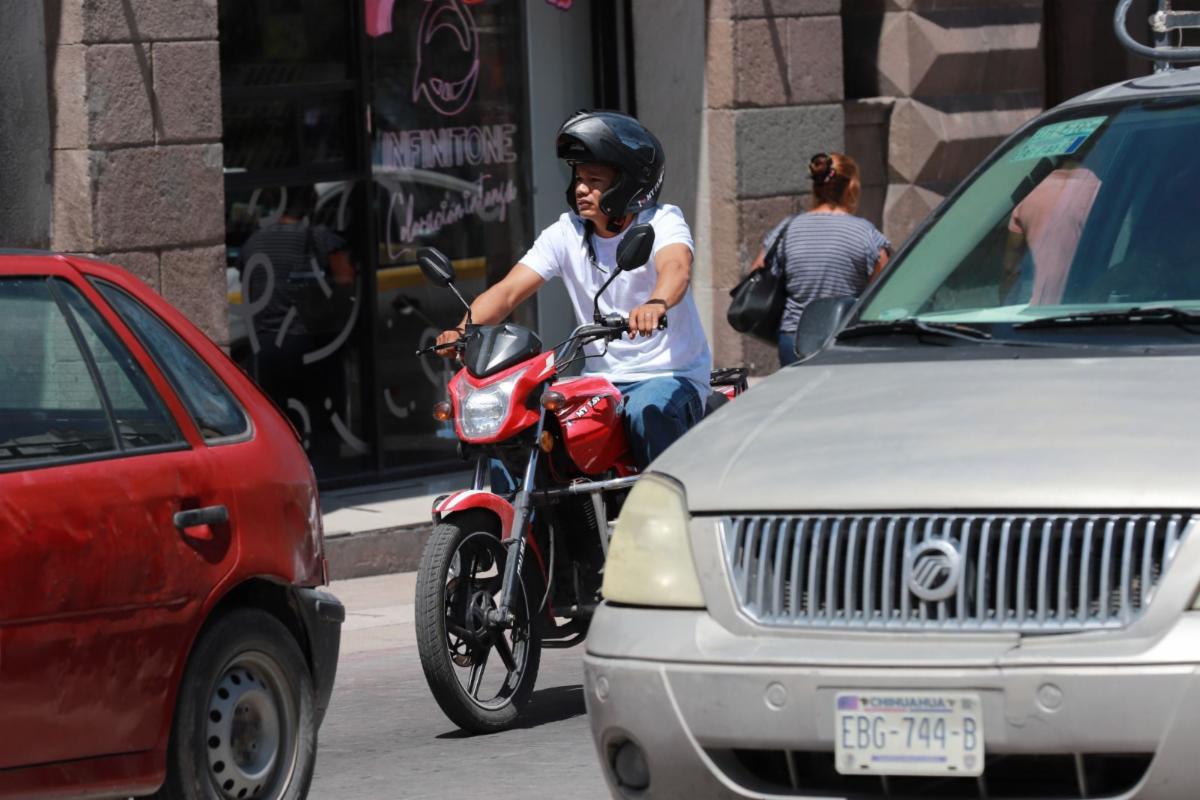 Es obligatorio para motociclistas el uso correcto de casco de seguridad