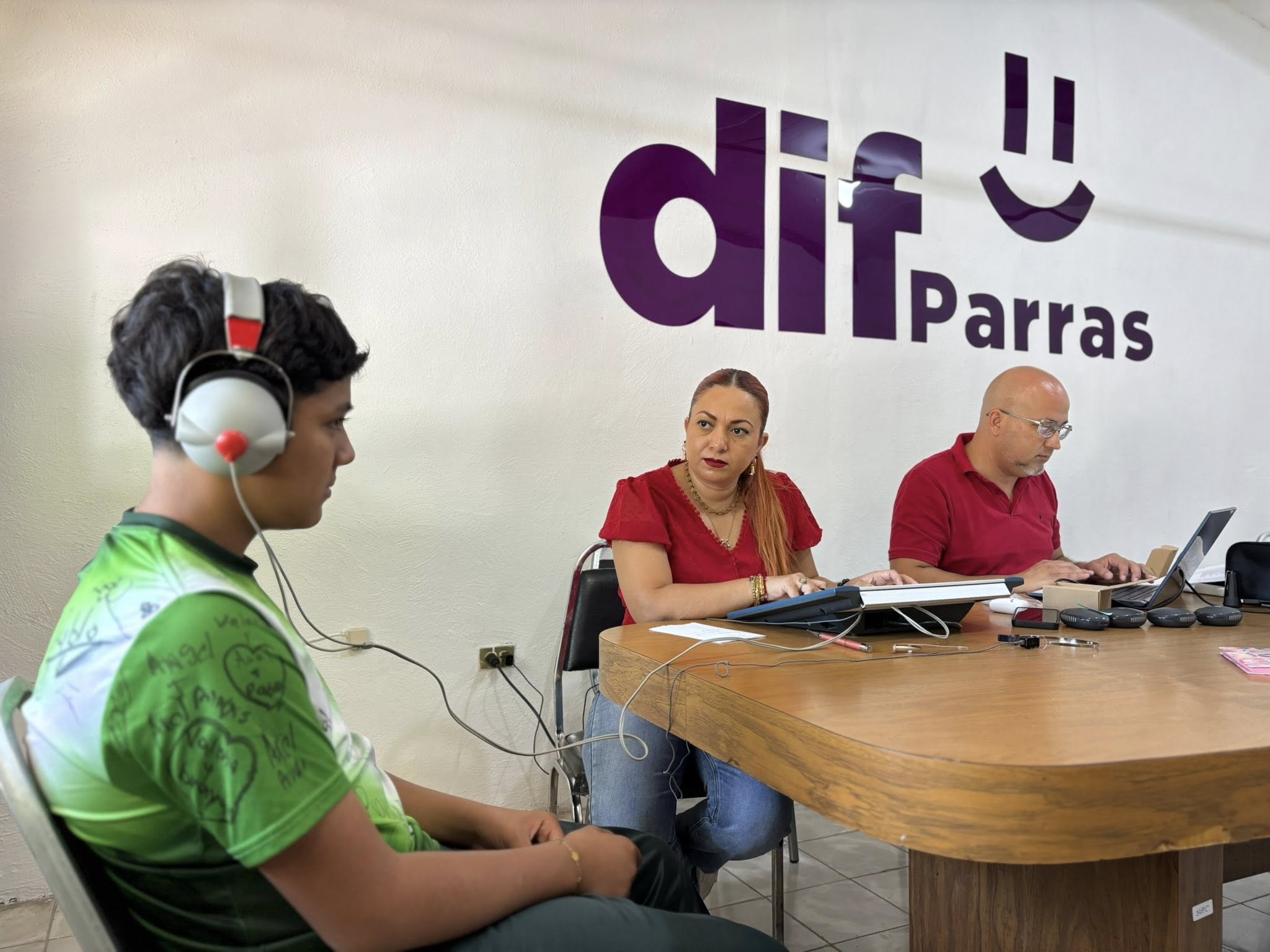 Atiende DIF Parras salud auditiva de la población