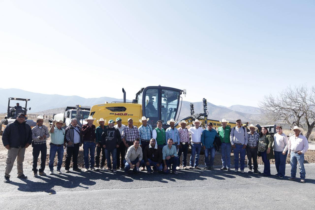 Entregan maquinaria para mejorar caminos rurales 