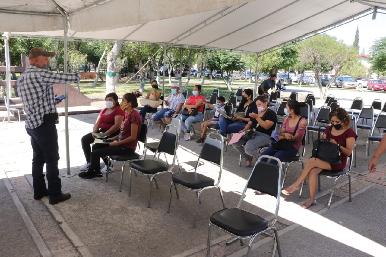 Atienden a padres con inscripciones extraordinarias al ciclo escolar