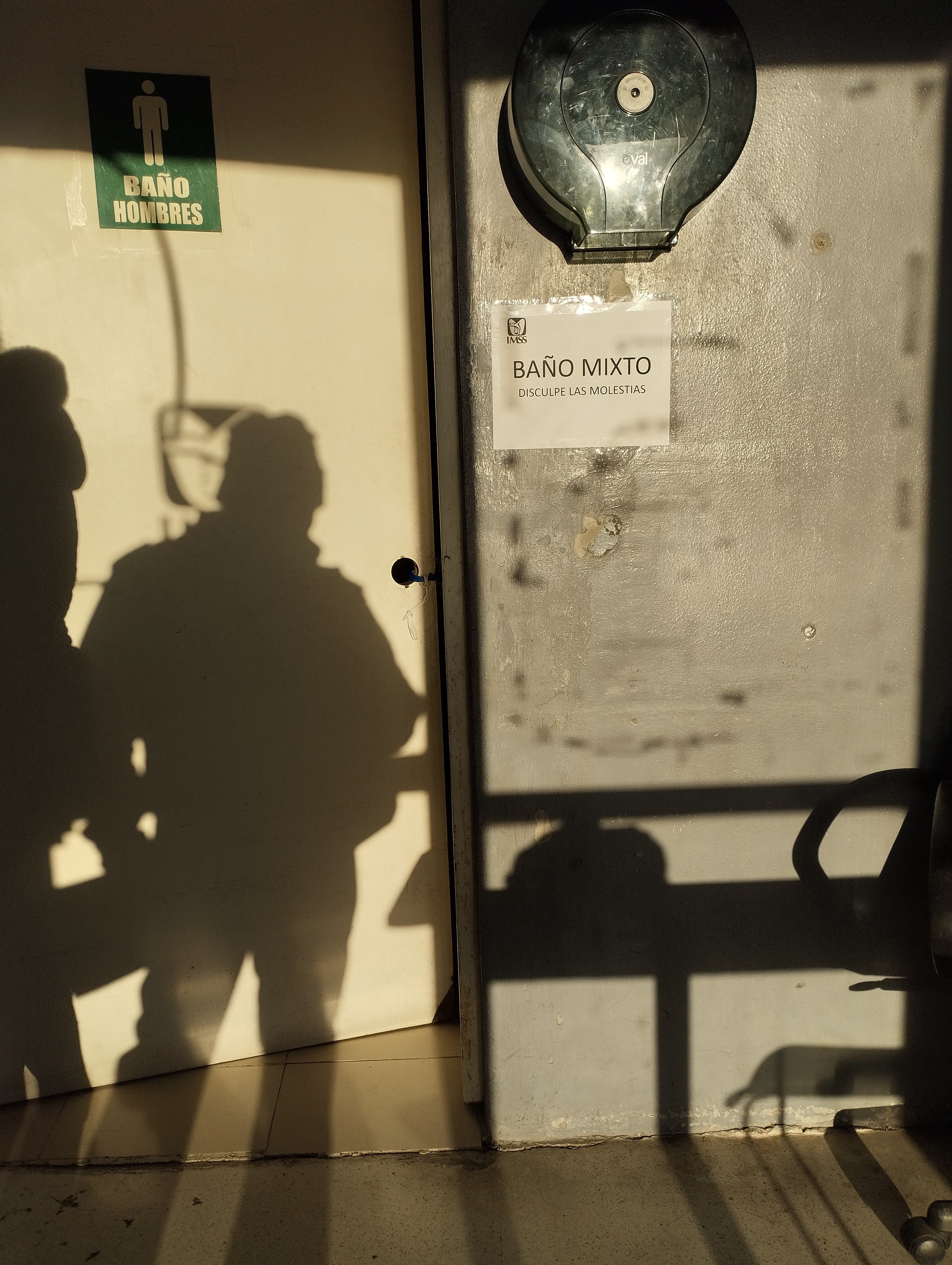 Comparten sanitarios hombres y mujeres en el IMSS