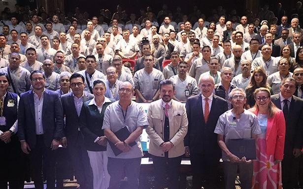 Reconoce IMSS a más de 8 mil 600 camilleros