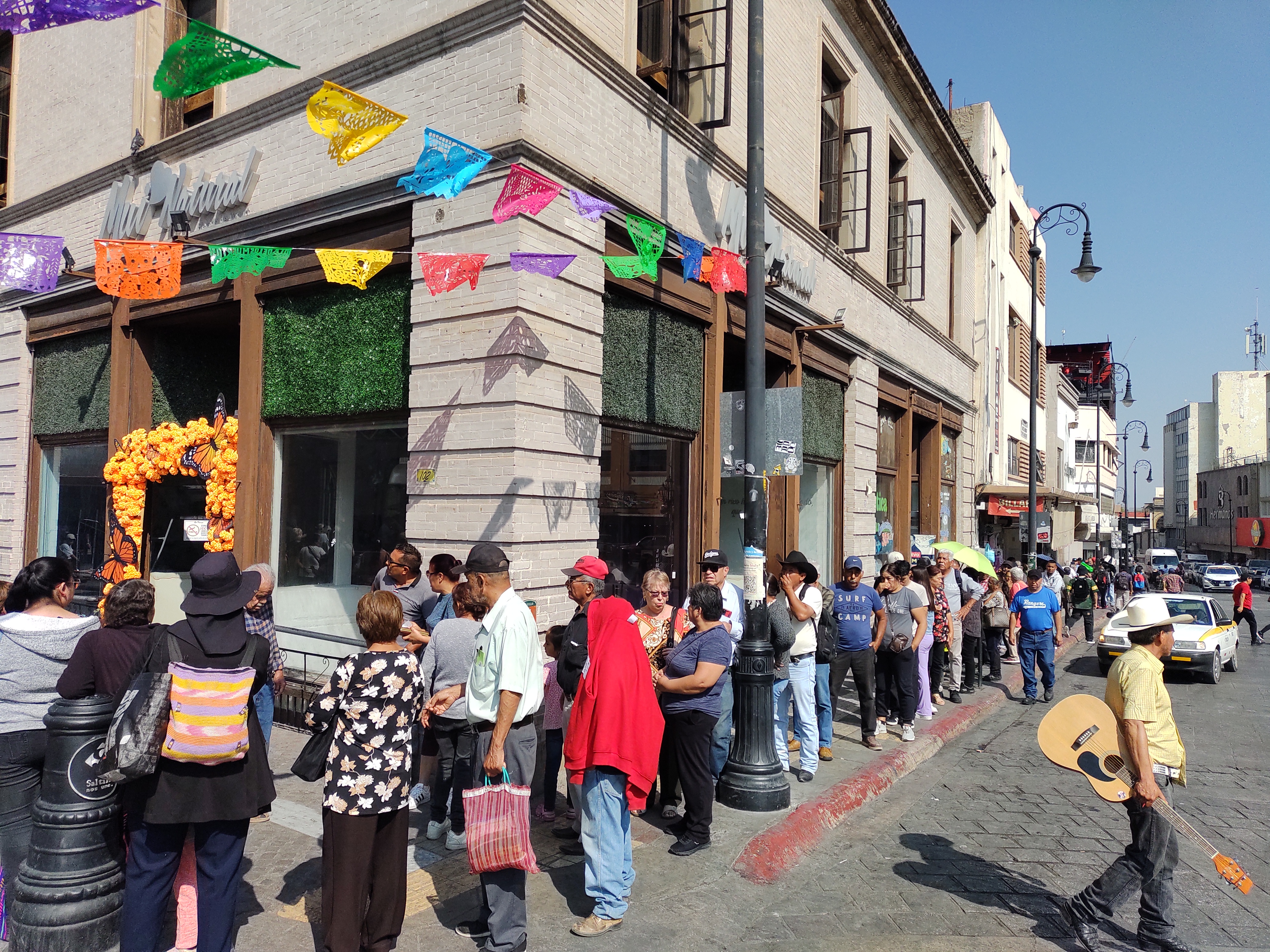 Abarrotan abuelitos los bancos del centro de Saltillo