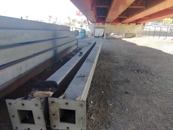 Vigas o columnas de acero quedaron abandonadas luego de la construcción de