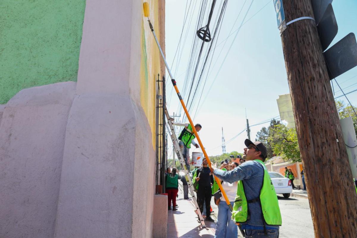 Supervisa Javier Díaz embellecimiento de fachadas en calle Miguel Hidalgo