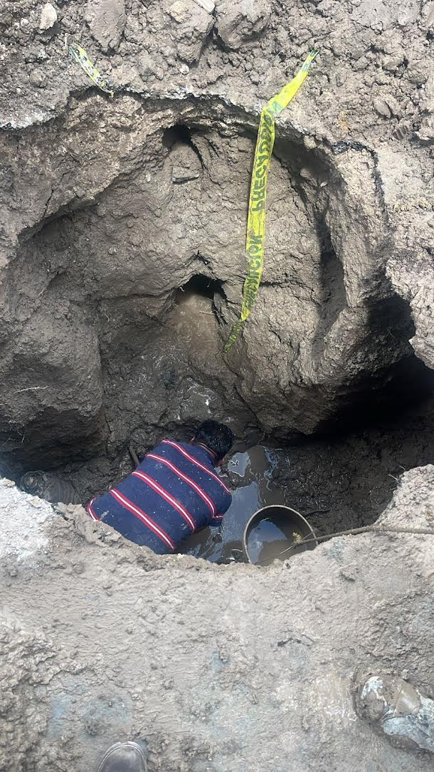 Atienden en Parras fuga de agua en instalación de antaño