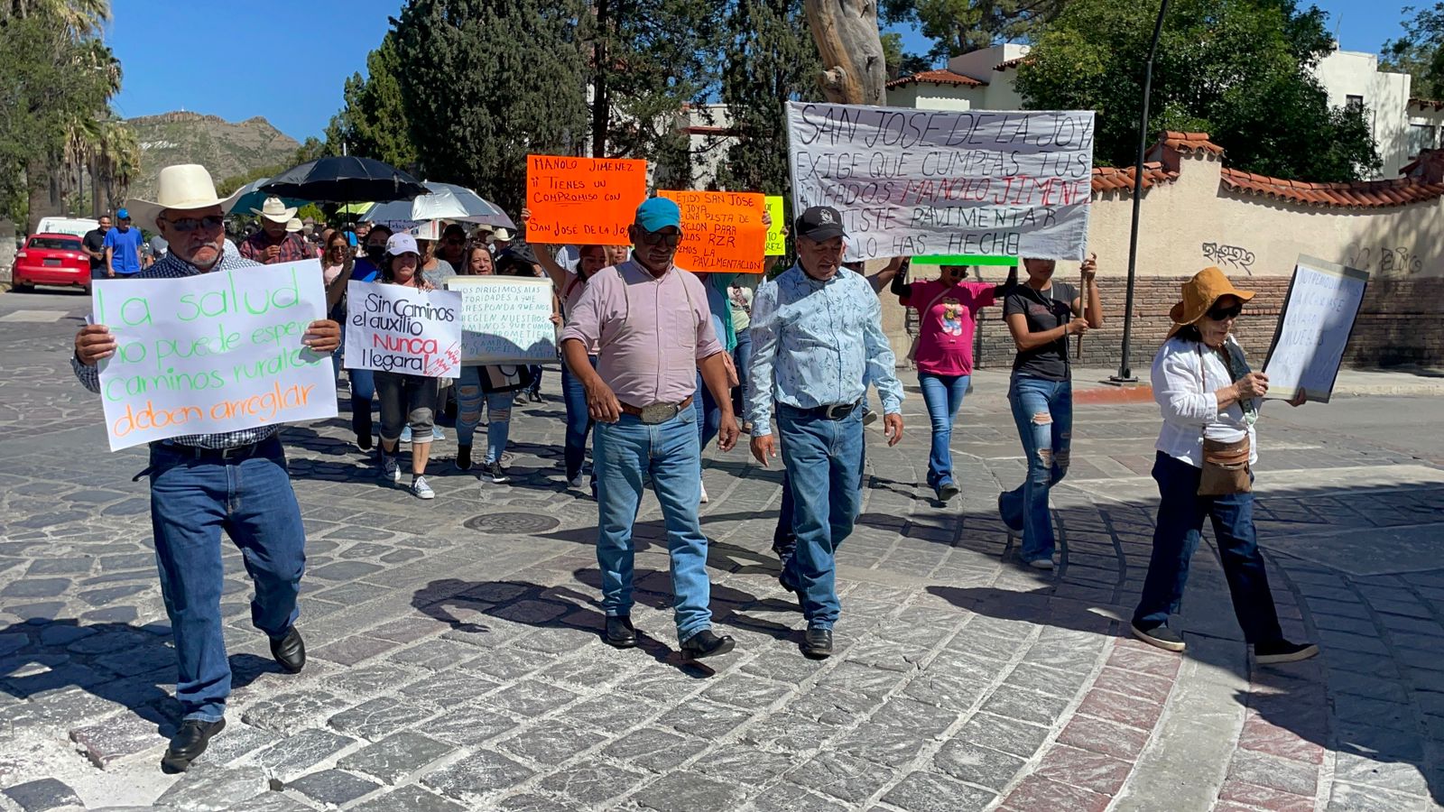 Toman las calles pobladores de ejidos de Saltillo 