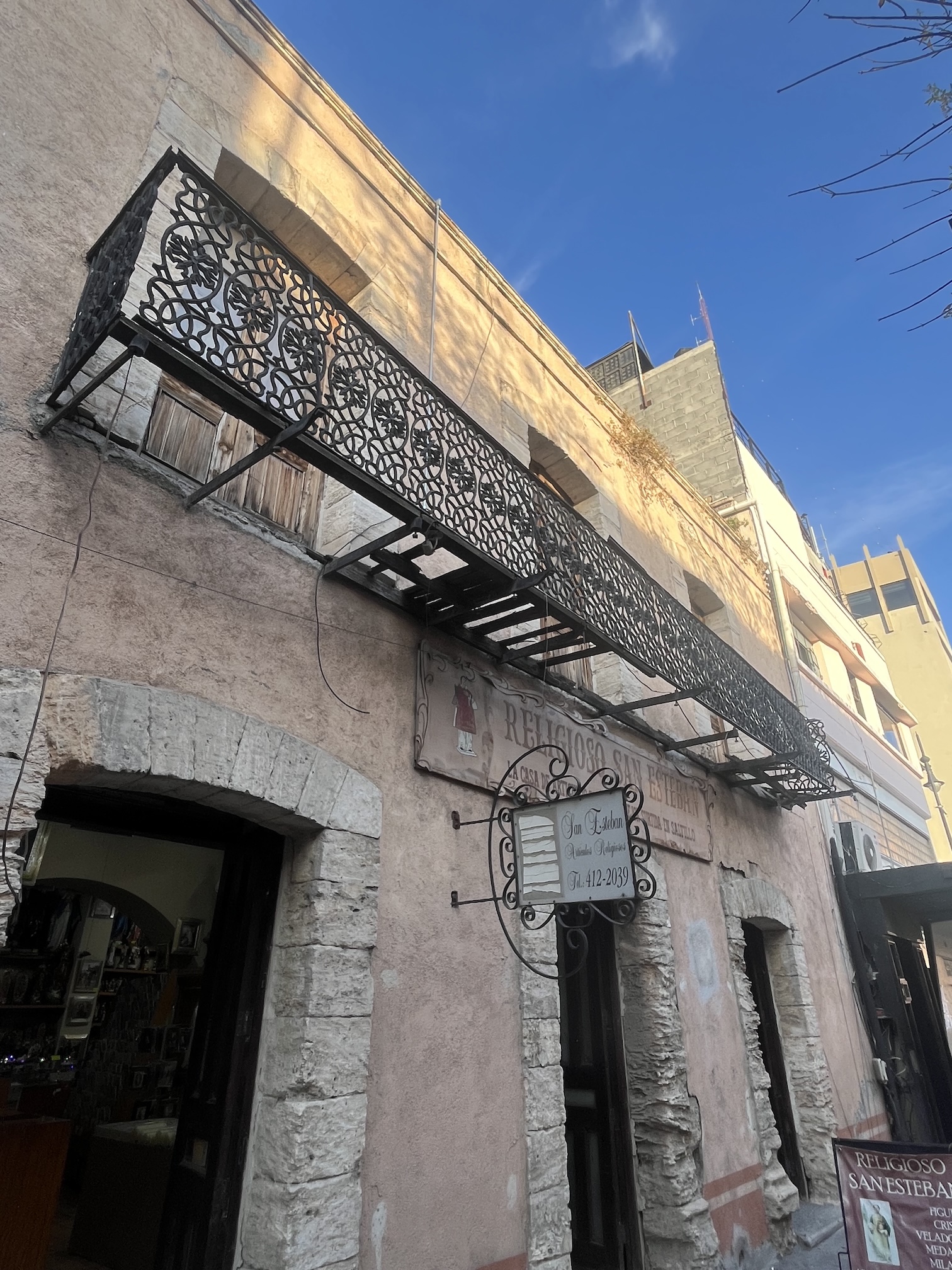 Balcones en abandono son un riesgo para peatones