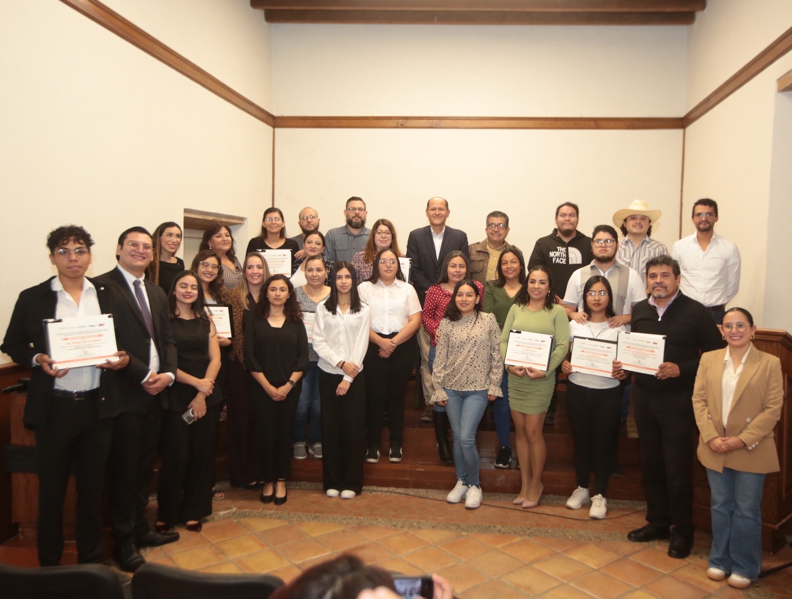 Reconocen talento y dedicación de creadores culturales