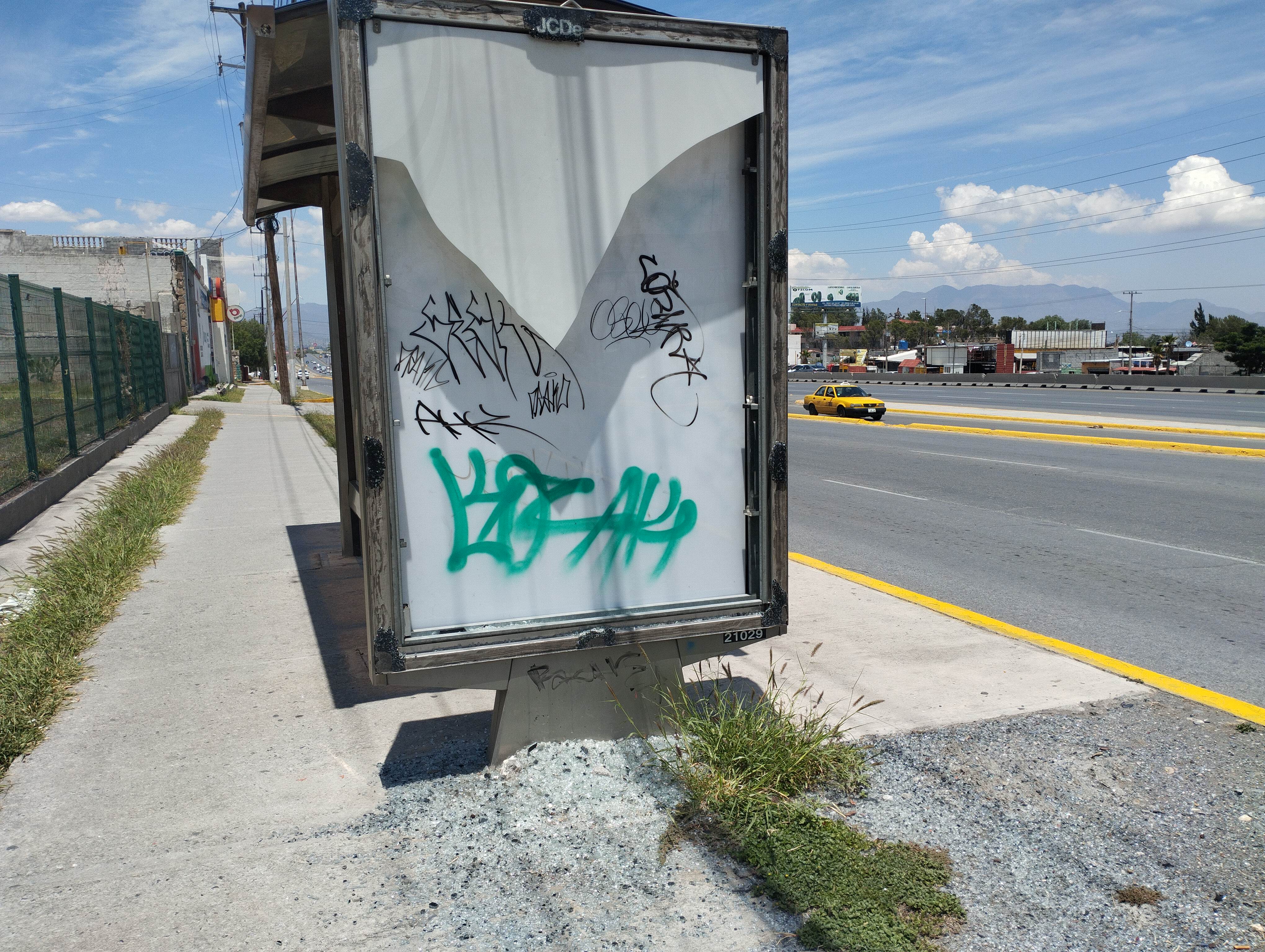 Es continuo el vandalismo a parabuses