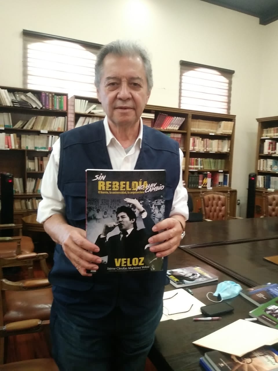 Dona Martínez Veloz libros de su autoría a Biblioteca del Congreso