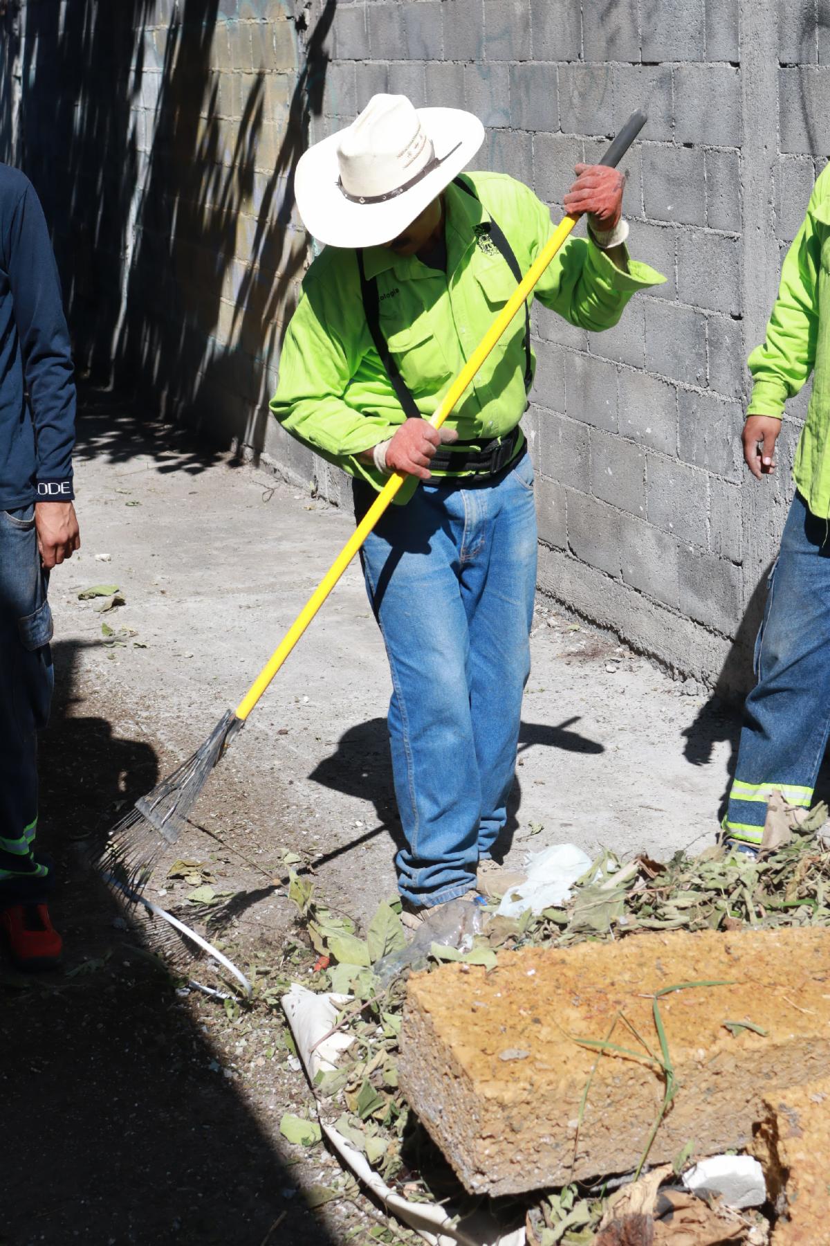 Realizan limpieza en callejones de la Miguel Hidalgo