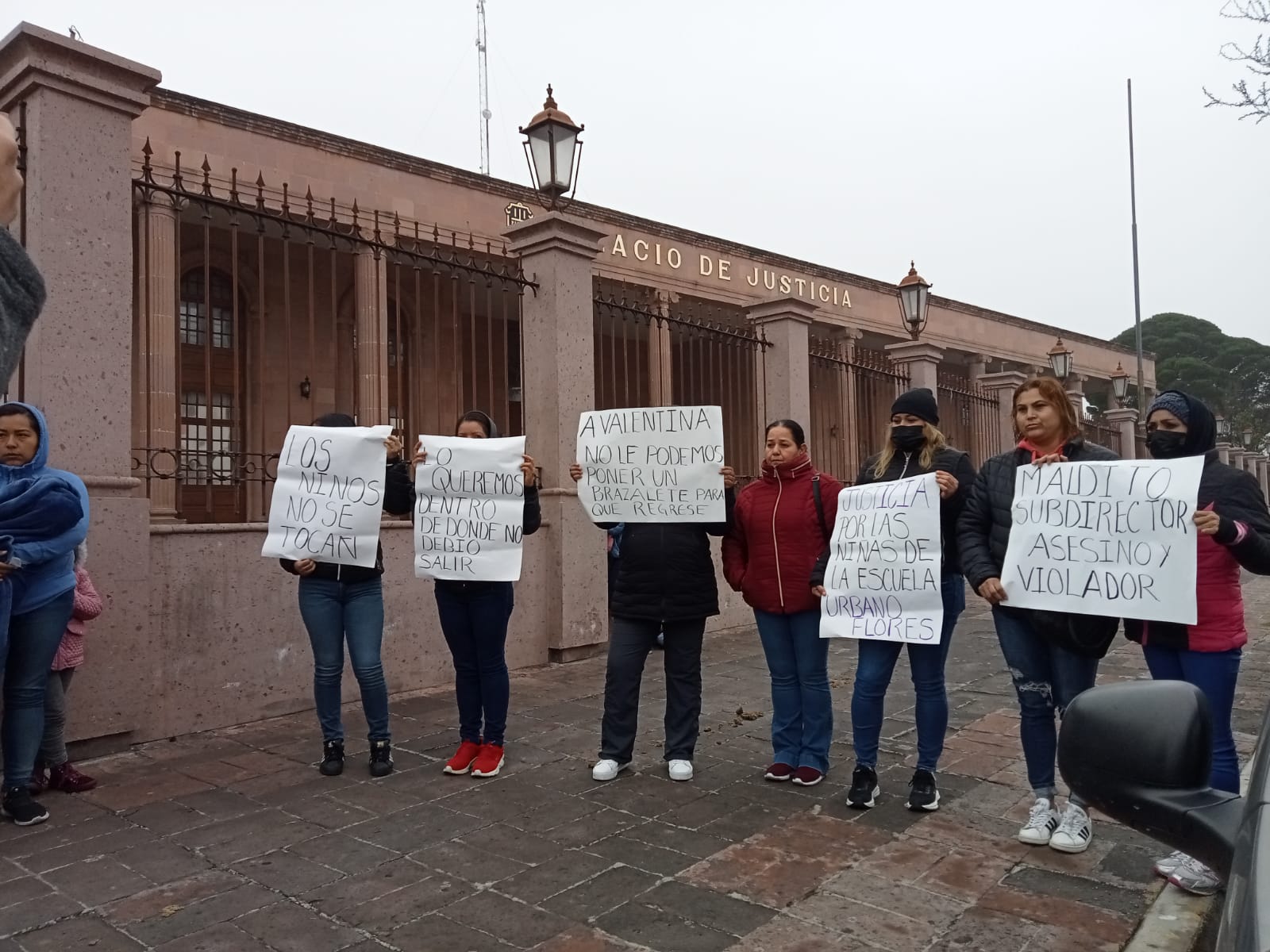 Exigen padres inconformes celeridad en juicio contra agresor sexual