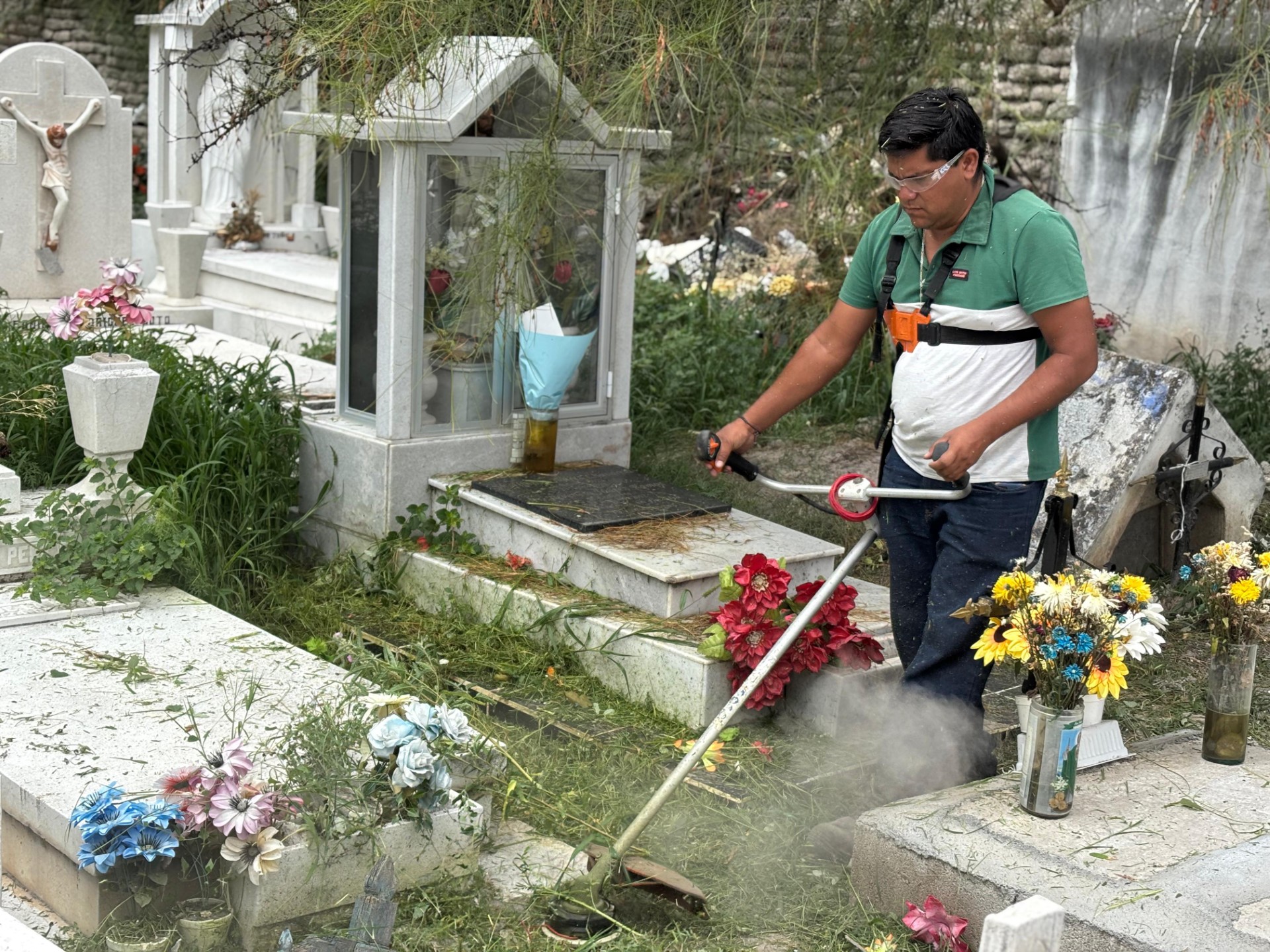 Realizan limpieza y mantenimiento en el Panteón San José