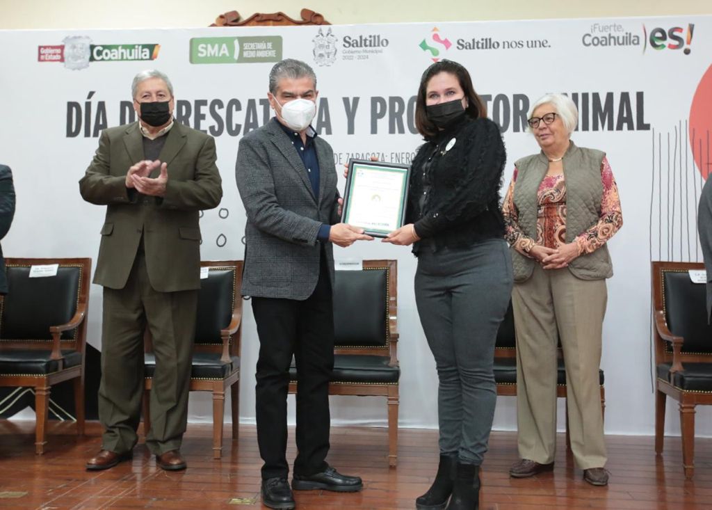 Reconocen labor de rescatistas y protectores de animales