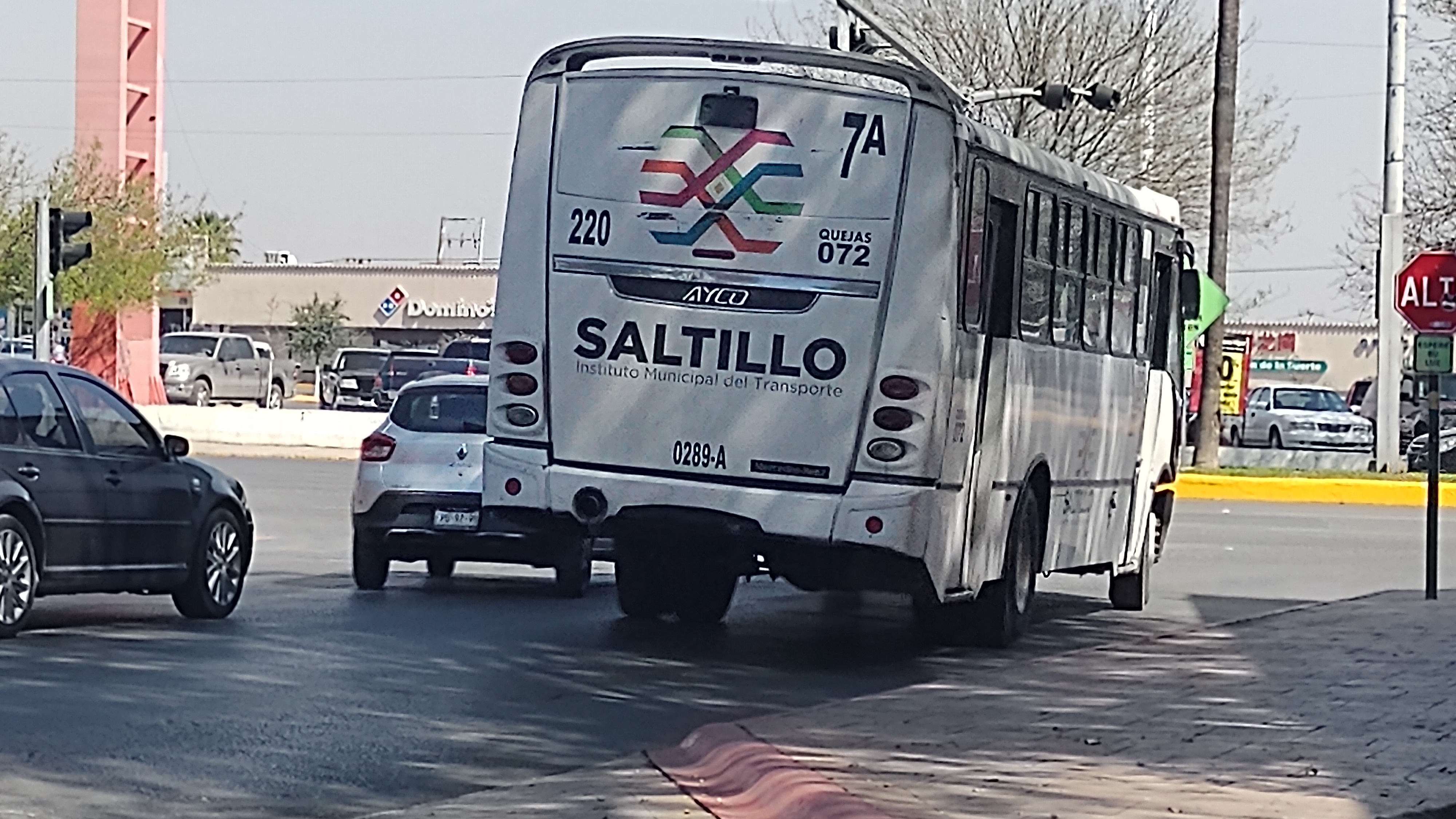 Toleran que rutas urbanas circulen sin placas