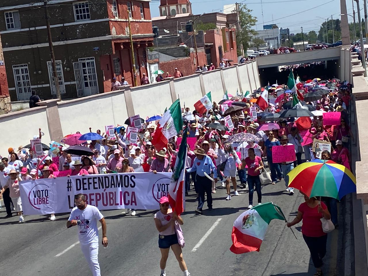 De rosa en defensa de México se expresan ciudadanos