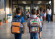Sería obligatorio el uso de mochilas transparentes