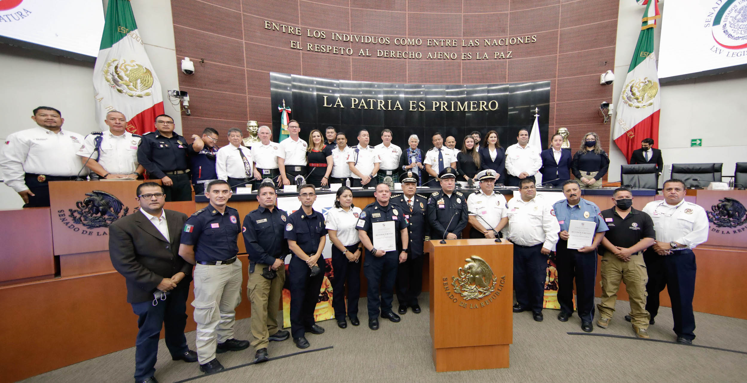 Homenajea Senado a bomberos de México