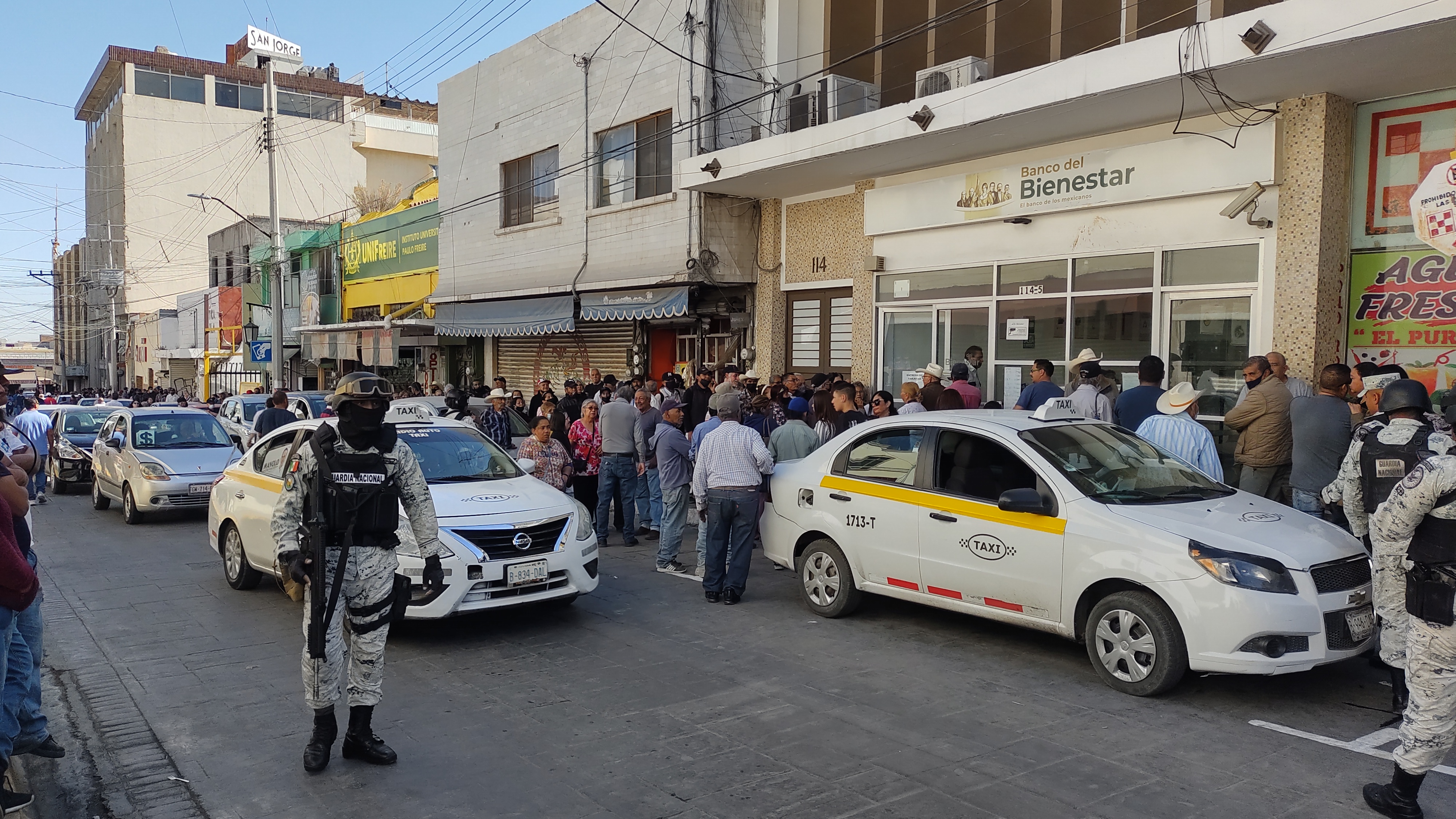 Retorna caos a Banco del Bienestar con largas filas