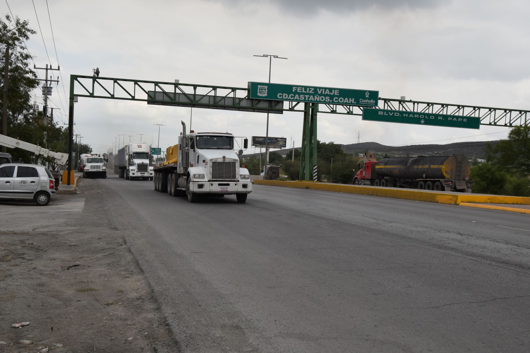 Atorados transportistas por falta de liquidez