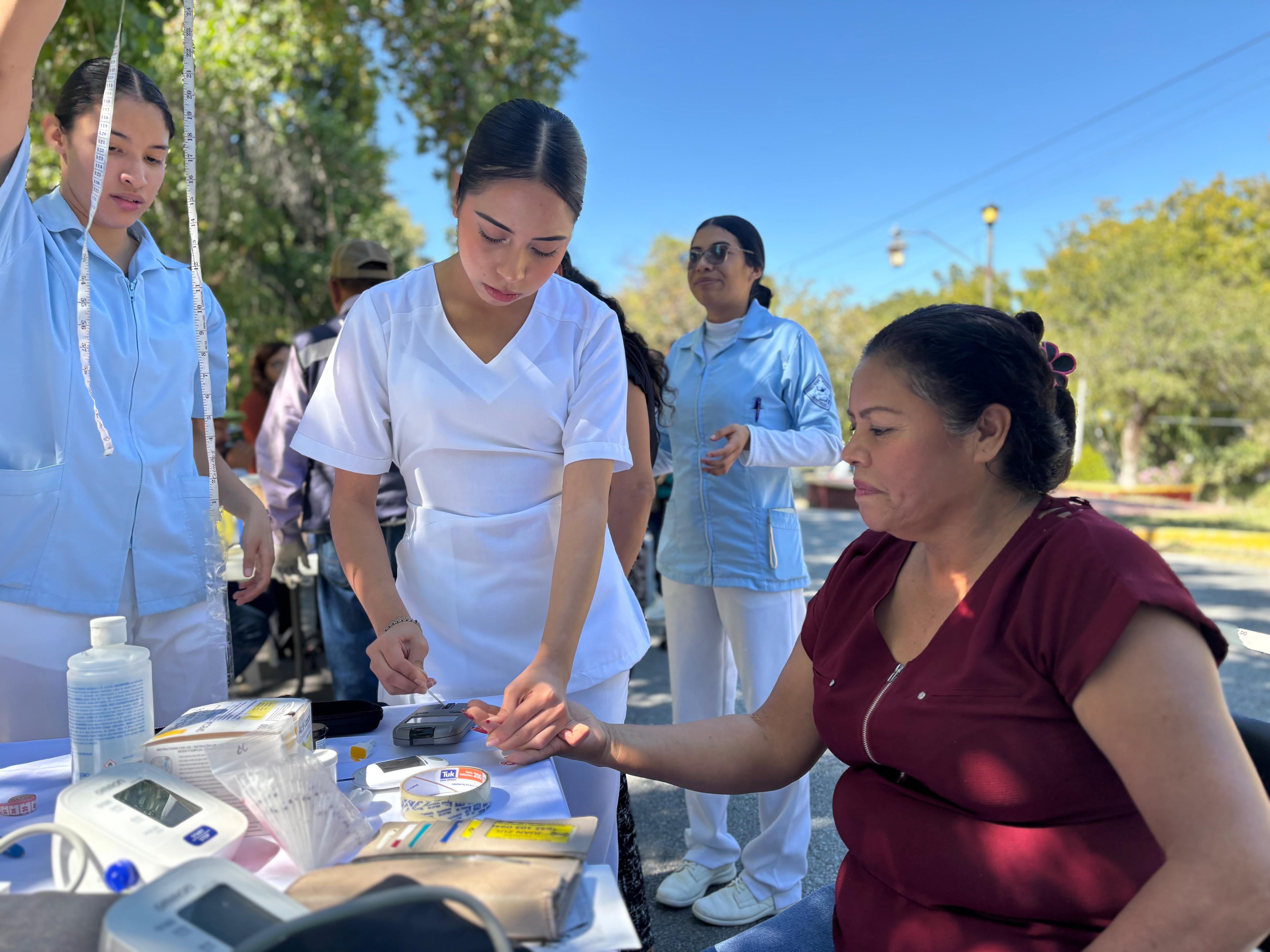 Ofrecen Brigada de Salud a familias de Parras