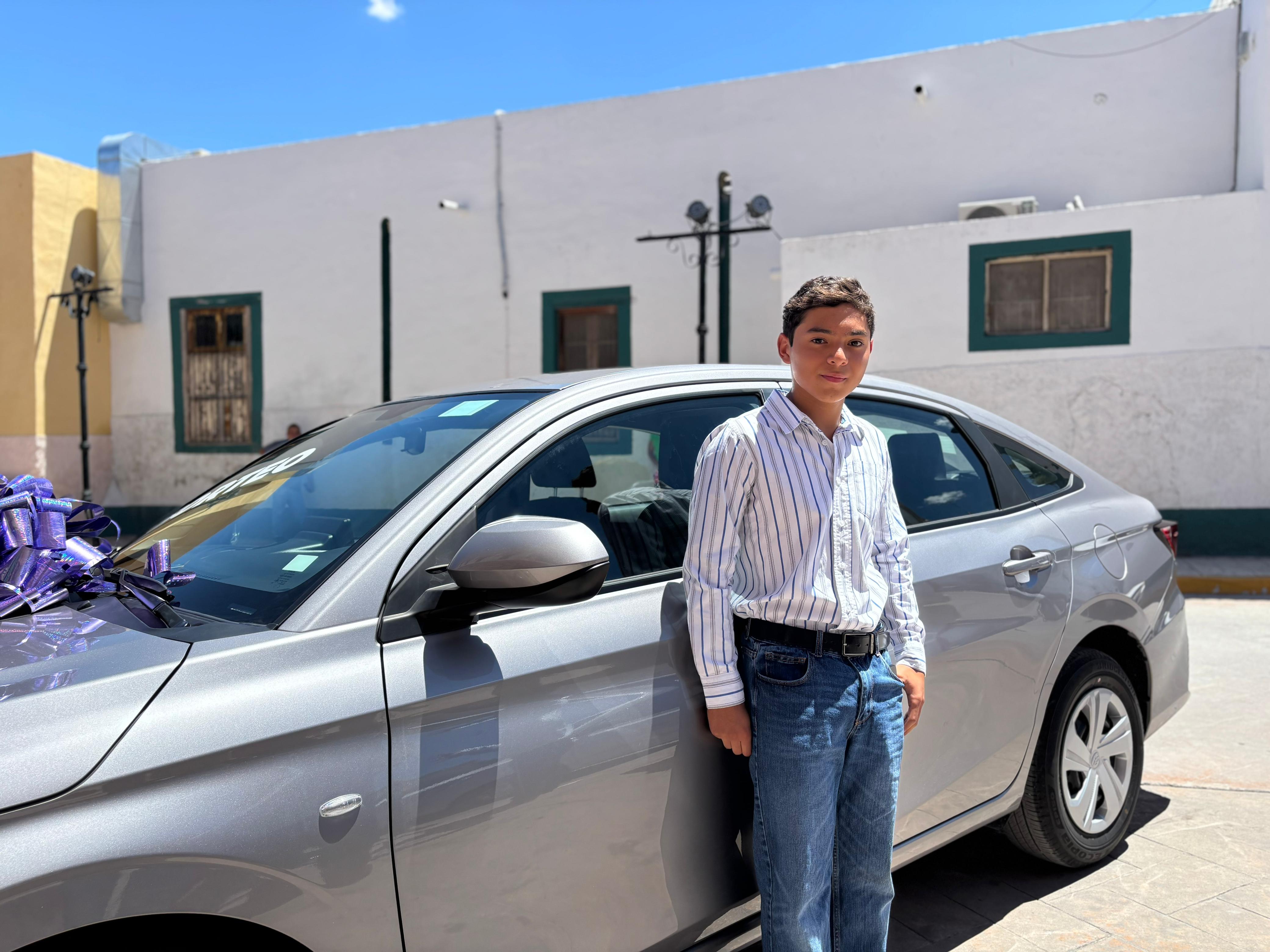 Entregan auto a ganador en sorteo de la Feria de la Uva y el Vino
