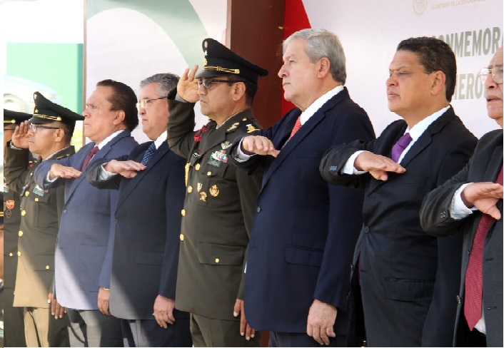 El alcalde José María Fraustro Siller encabezó la ceremonia con elementos del Ejército en Saltillo.