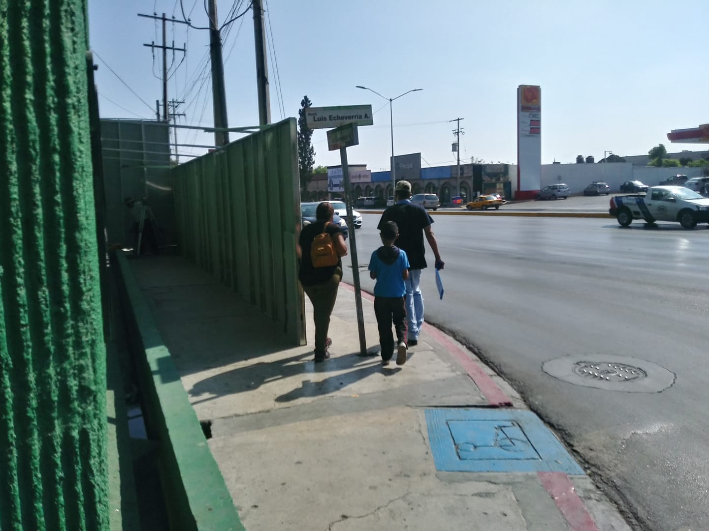 Peatones en peligro por obras en delegación del IMSS