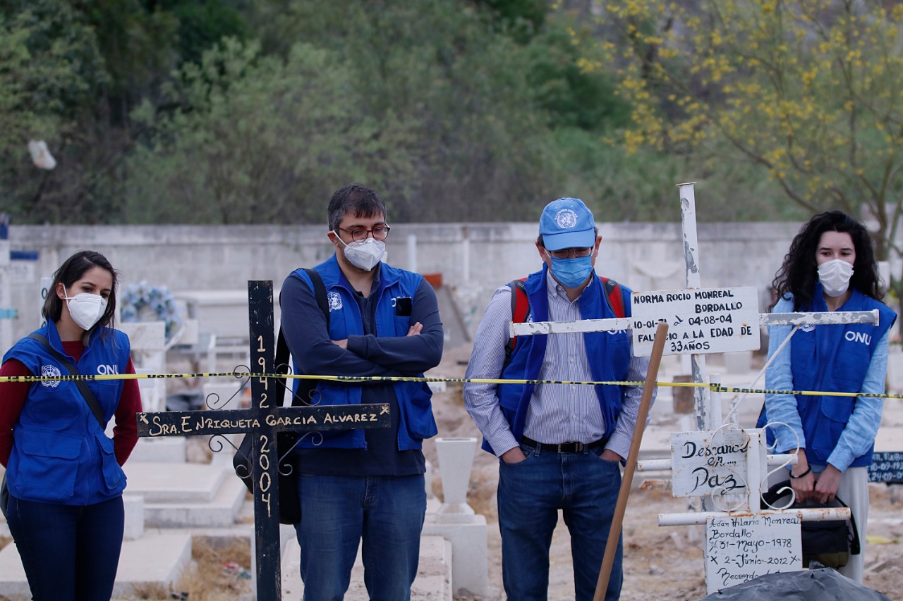 Personal de la ONU visita exhumación masiva en Coahuila