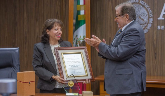 Recibe Ofelia Flores el Premio Nacional de Sanidad Animal 2022