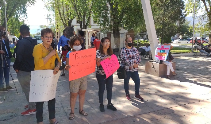 Los manifestantes reiteraron que el transporte público es un derecho, y calificaron como