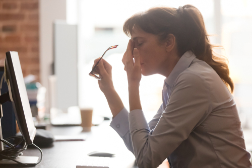 Estrés laboral desencadena en burnout