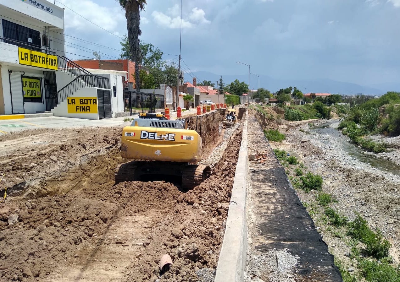 Reparan de nuevo hundimiento en Los Pinos