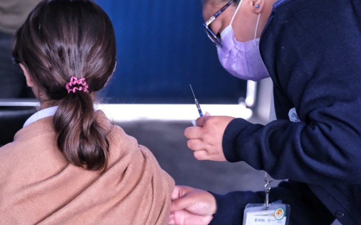 Impulsan vacunación contra covid-19 y VPH en escuelas